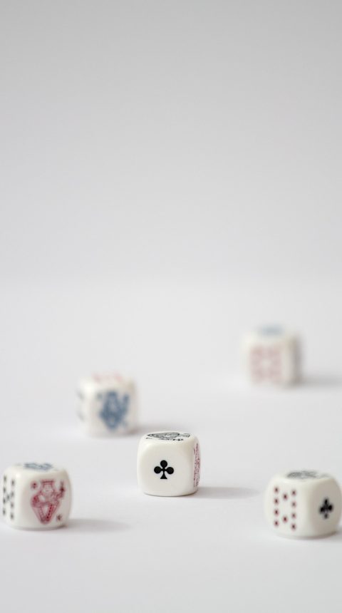 扑克 App 术语对照页面截图，中英文词条并排显示在手机竖屏中，背景为深蓝渐变科技感